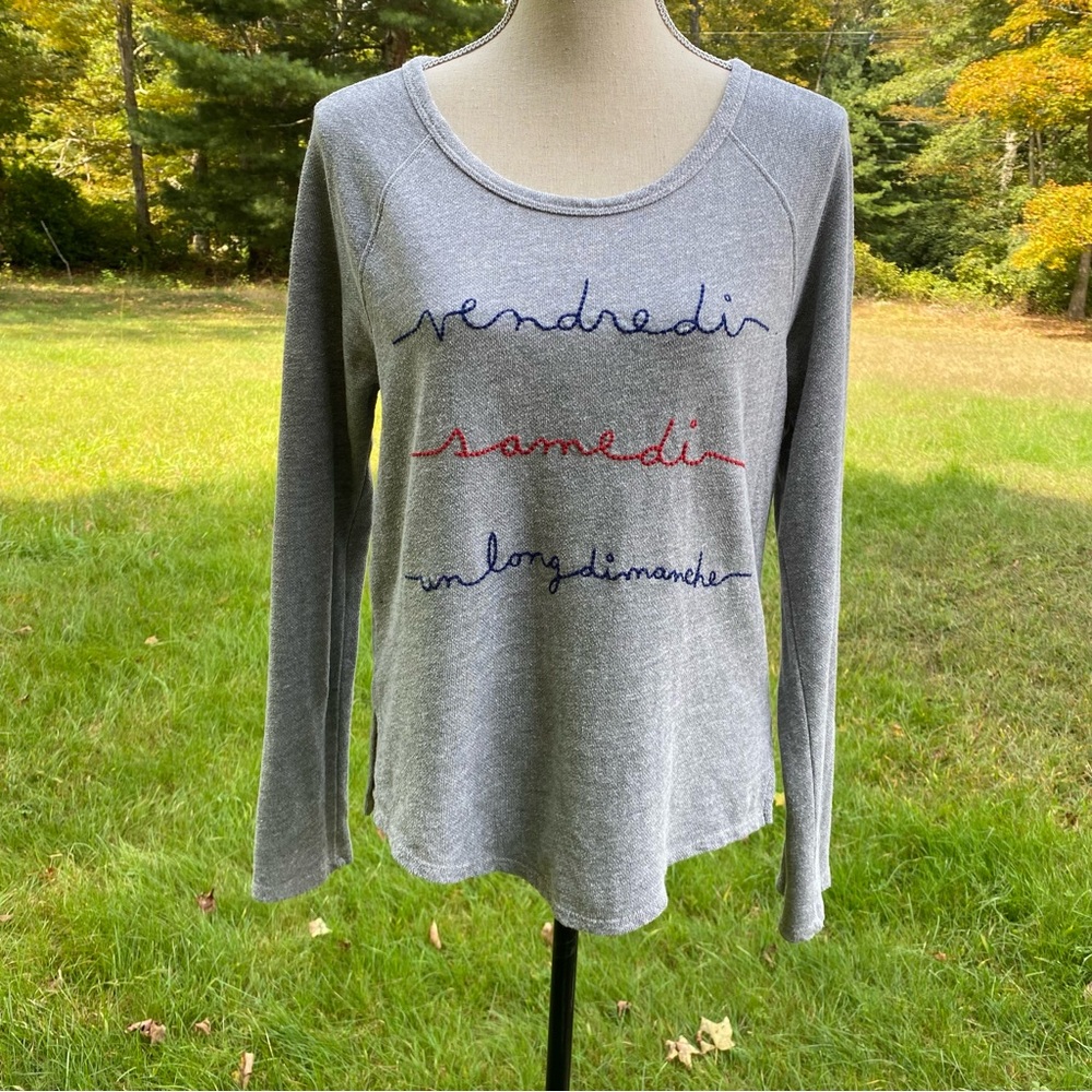 t. la ANTHROPOLOGIE TOP SWEATSHIRT GRAY LONG SLEEVE FRENCH WORDS SIZE S